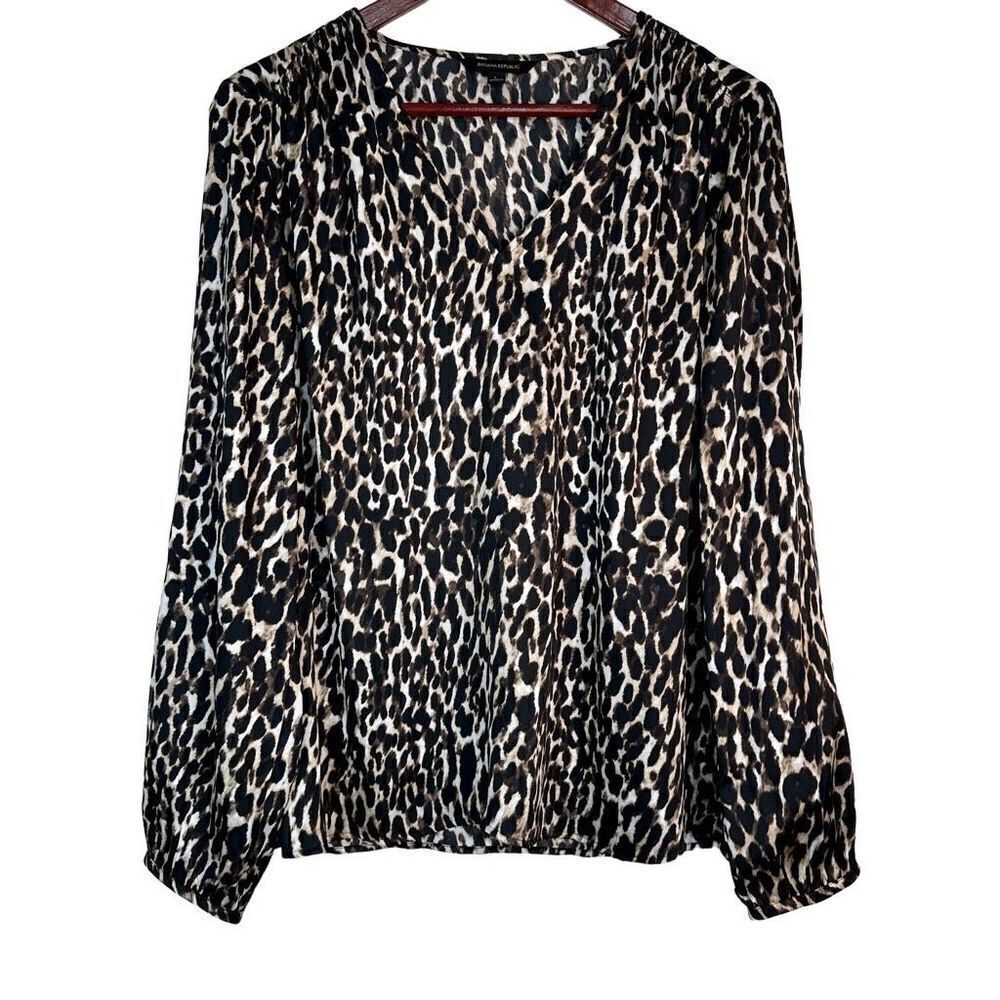 Banana Republic Satin Cheetah Print Vneck Blouse Pleated Shoulders Womens Large